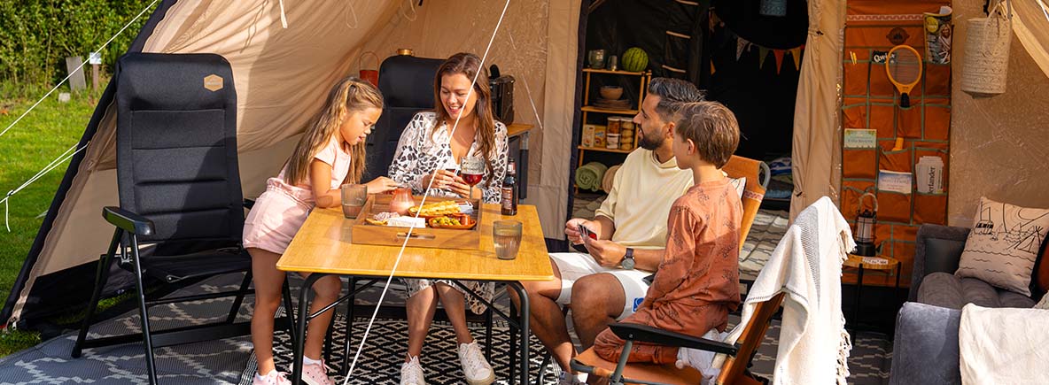 Campingtisch auf dem Campingplatz