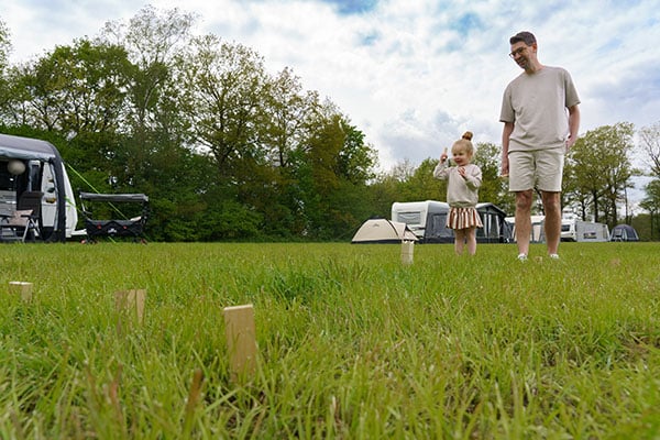 Kubb auf dem Campingplatz