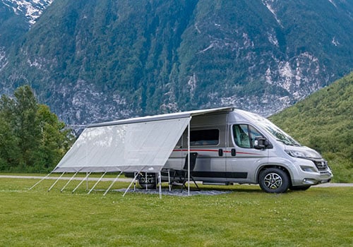 Wohnmobil Camper in den Bergen