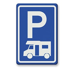 Parkplatzschild mit Wohnmobilsymbol